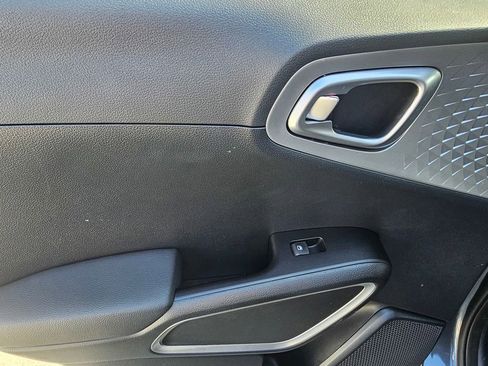 Used 2023 Kia Soul LX FWD image 14