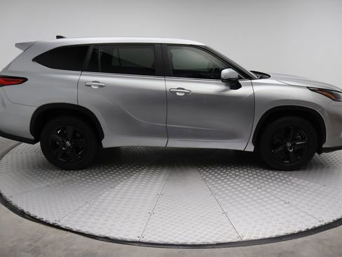 Used 2023 Toyota Highlander LE image 6