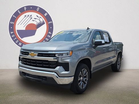 Used 2025 Chevrolet Silverado 1500 LT AWD/4WD image 2
