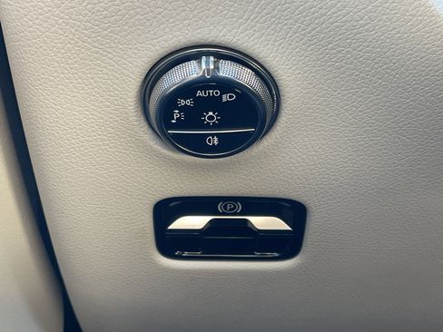 Certified 2025 Mercedes-Benz GLC 300 image 25