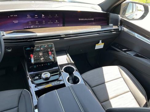 New 2026 Cadillac Escalade ESV Luxury AWD/4WD image 15