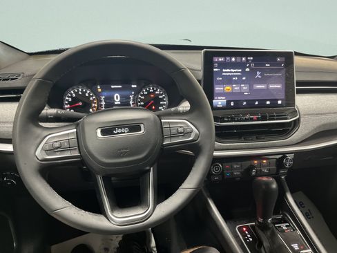 Used 2023 Jeep Compass Latitude AWD/4WD image 16