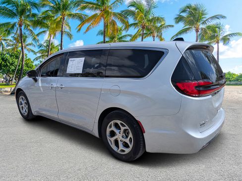 Used 2024 Chrysler Pacifica Limited image 5