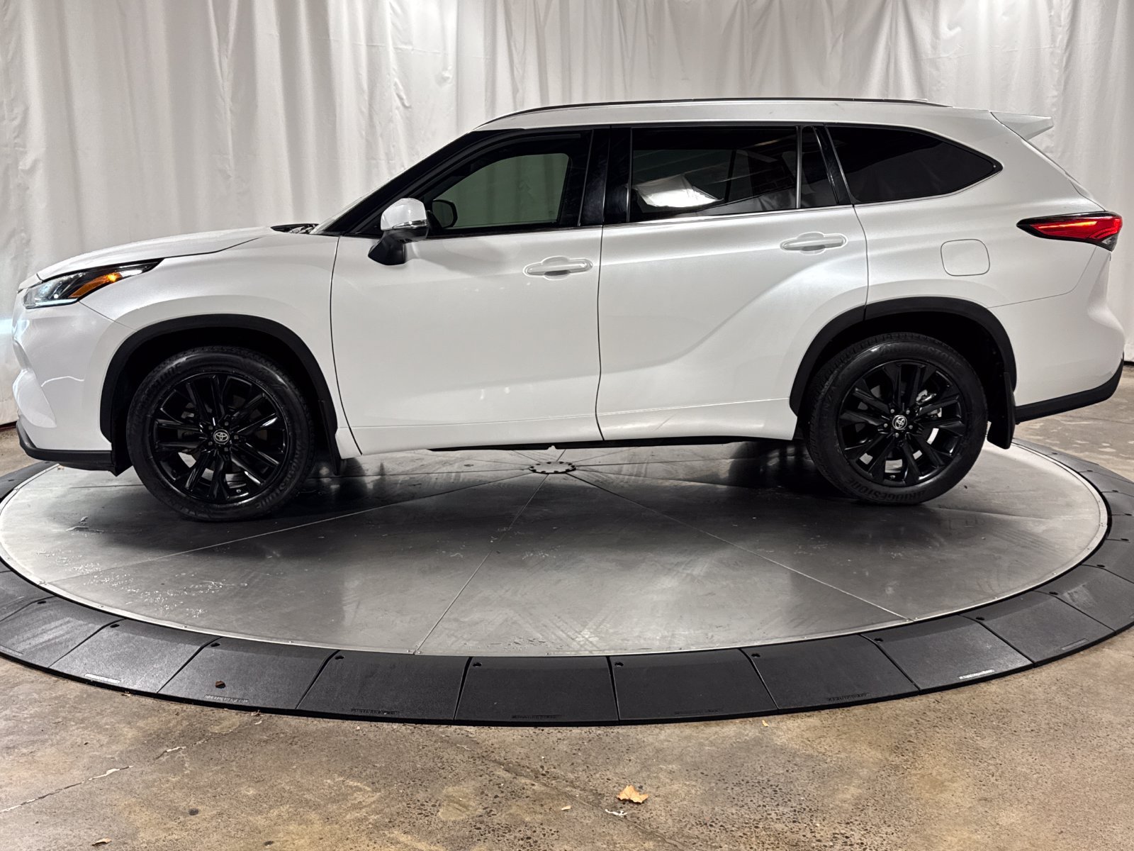 Used 2023 Toyota Highlander Limited AWD/4WD image 8