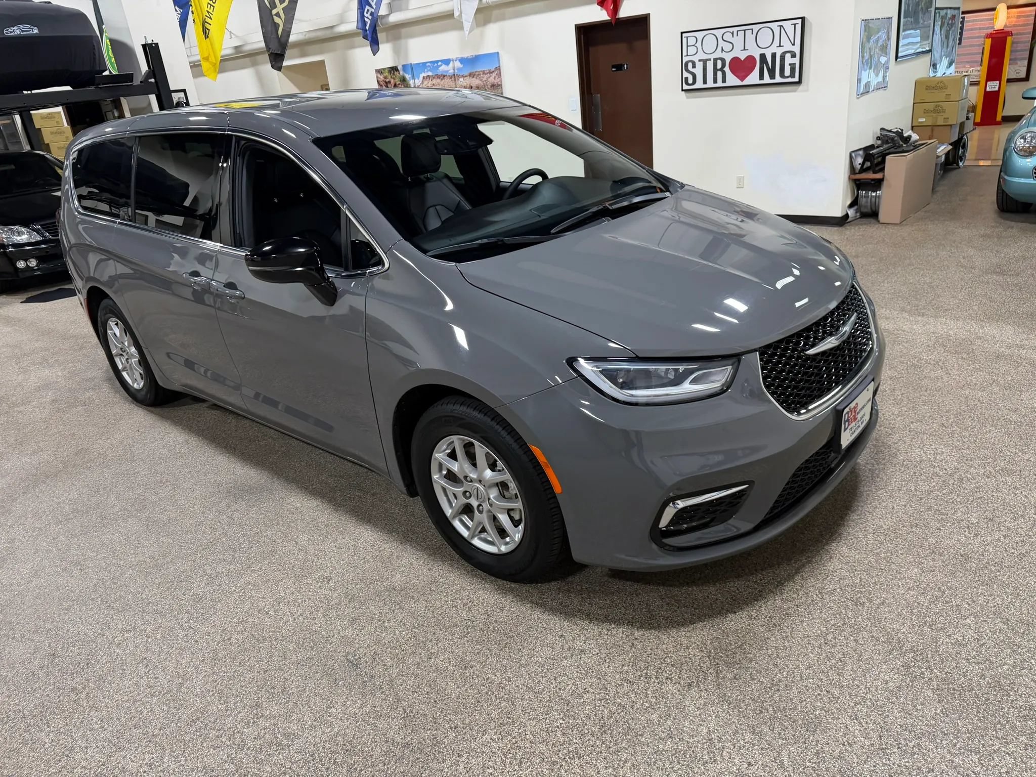 Used 2025 Chrysler Pacifica Select FWD image 13