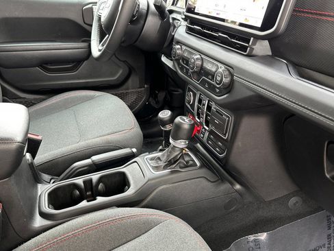 Used 2025 Jeep Wrangler Unlimited Rubicon image 16