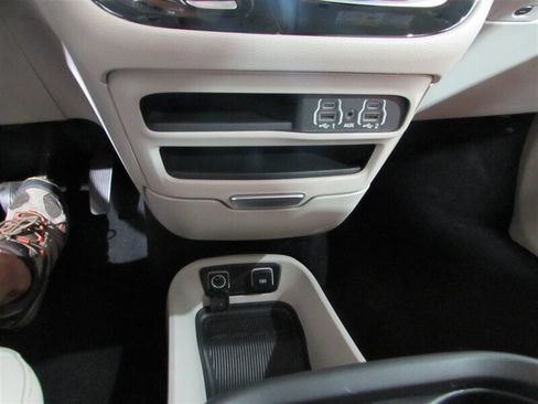 Used 2021 Chrysler Voyager Lxi image 90