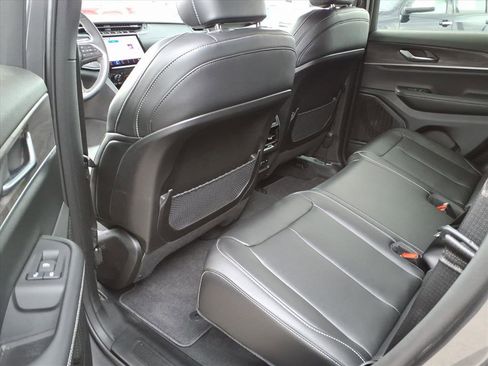 Used 2025 Jeep Grand Cherokee Limited image 32