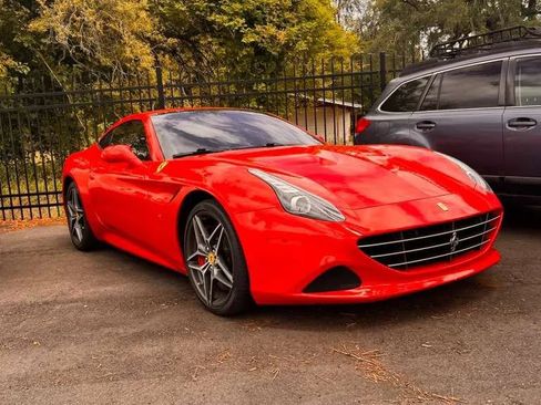 Used 2018 Ferrari California T RWD image 3