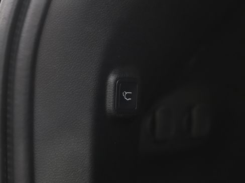 Used 2019 Jeep Cherokee Limited image 17