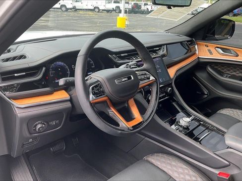 Used 2025 Jeep Grand Cherokee Summit AWD/4WD image 14