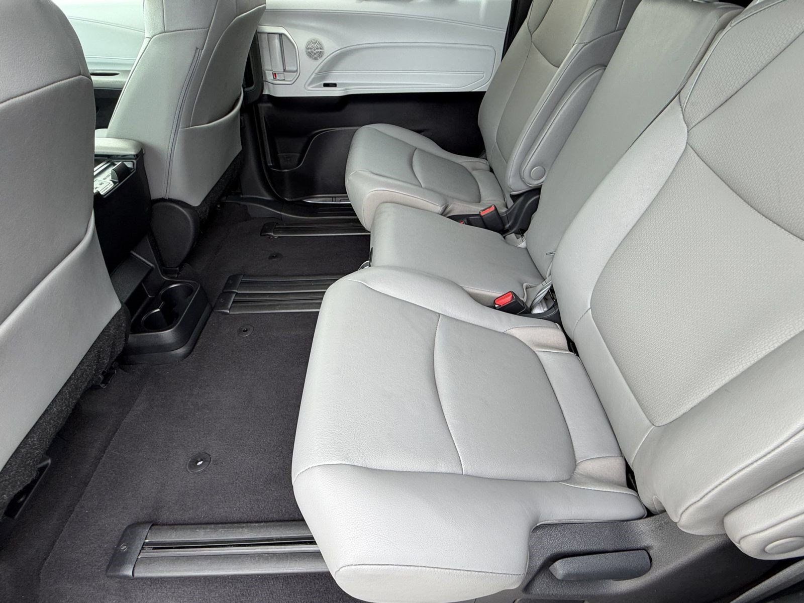 Used 2025 Toyota Sienna XLE FWD image 25