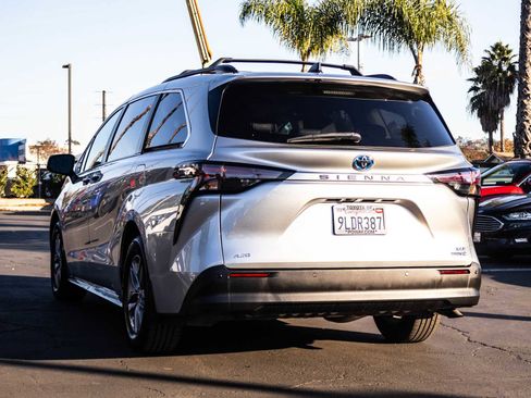 Certified 2024 Toyota Sienna XLE image 9