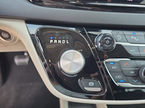 Used 2024 Chrysler Pacifica Touring-L FWD image 20