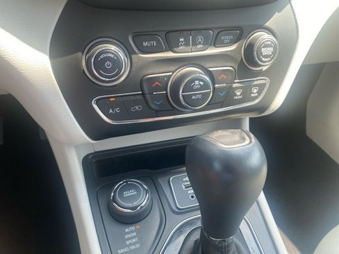 Used 2019 Jeep Cherokee Limited AWD/4WD image 22