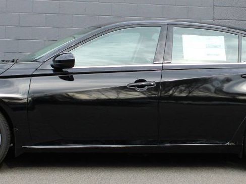 New 2025 Nissan Altima 2.5 SR image 2