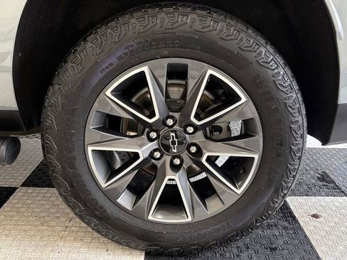 Used 2024 Chevrolet Suburban Z71 w/ Luxury Package image 12