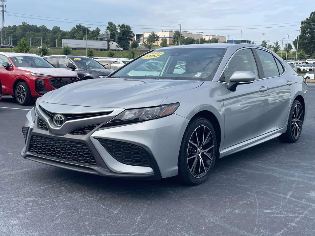 Used 2024 Toyota Camry SE FWD image 3