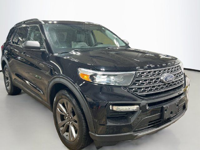 Used 2021 Ford Explorer XLT w/ XLT Sport Appearance Package AWD/4WD image 3