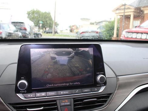Used 2024 Nissan Altima 2.5 SV FWD image 17