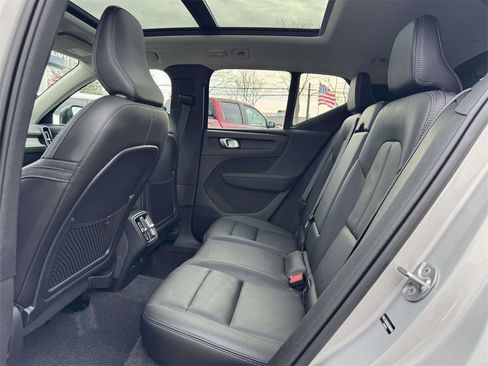 Used 2025 Volvo XC40 B5 Plus image 9