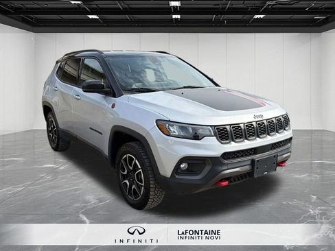 Used 2025 Jeep Compass Trailhawk image 2