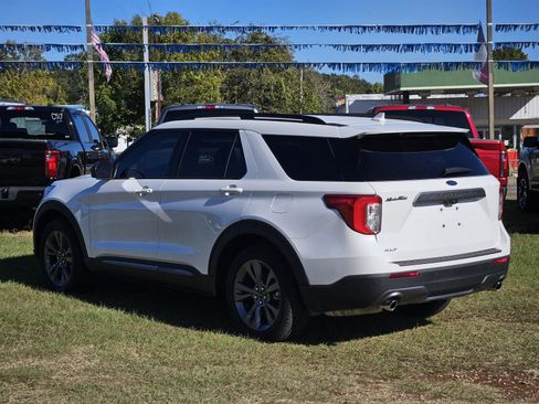Used 2023 Ford Explorer XLT w/ Equipment Group 202A image 3