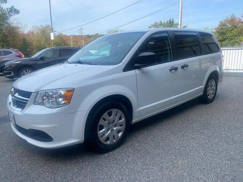 Used 2019 Dodge Grand Caravan SE w/ UConnect Hands-Free Group FWD image 4
