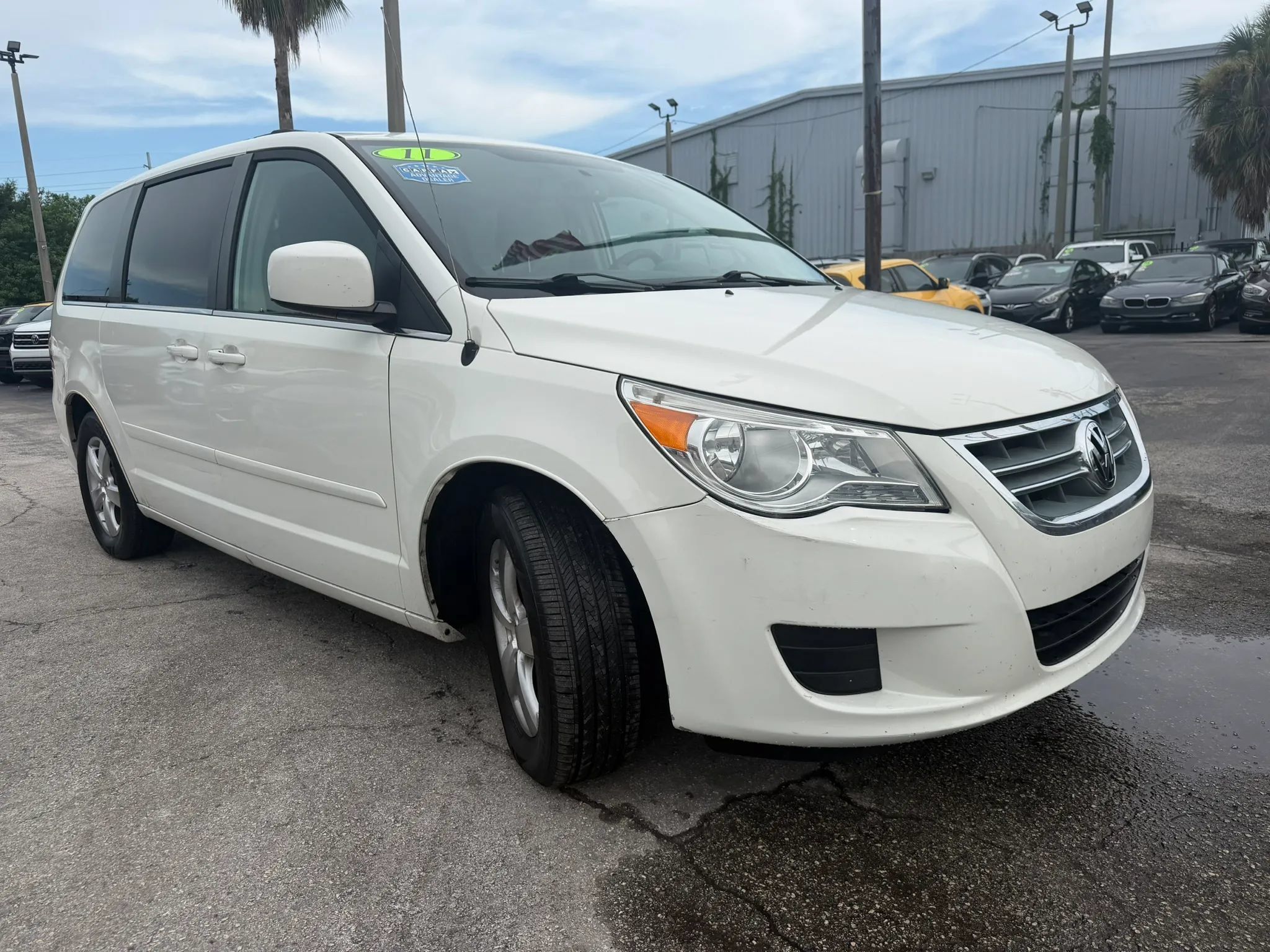 Used 2011 Volkswagen Routan SE FWD image 3