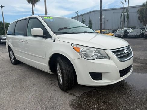 Used 2011 Volkswagen Routan SE FWD image 3