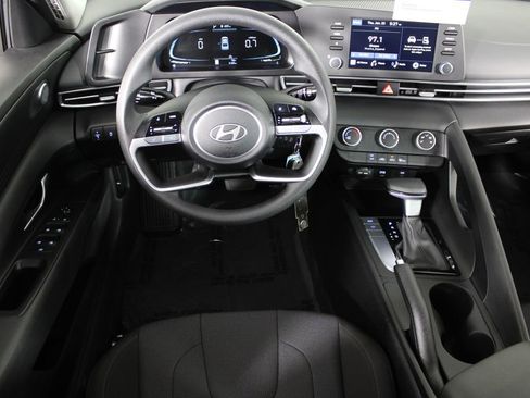 Certified 2025 Hyundai Elantra SE image 7