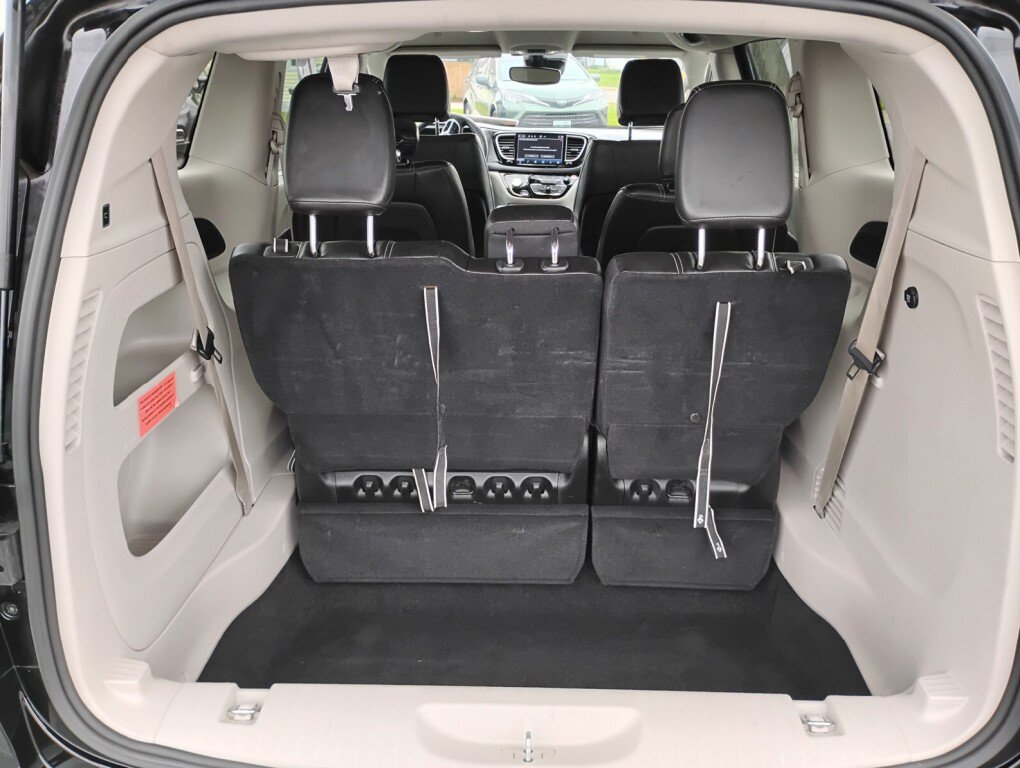 Used 2024 Chrysler Pacifica Touring-L FWD image 13