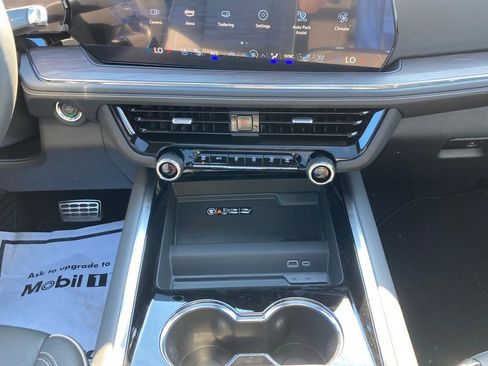 New 2025 Chevrolet Suburban Premier image 17