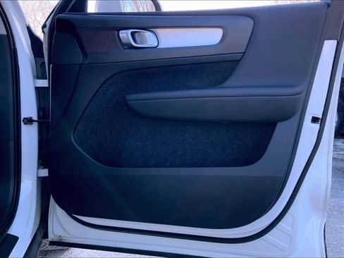 Used 2019 Volvo XC40 T5 Momentum image 22