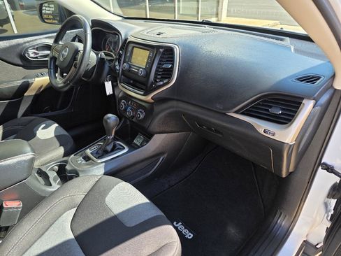 Used 2018 Jeep Cherokee Latitude w/ Altitude Package FWD image 18
