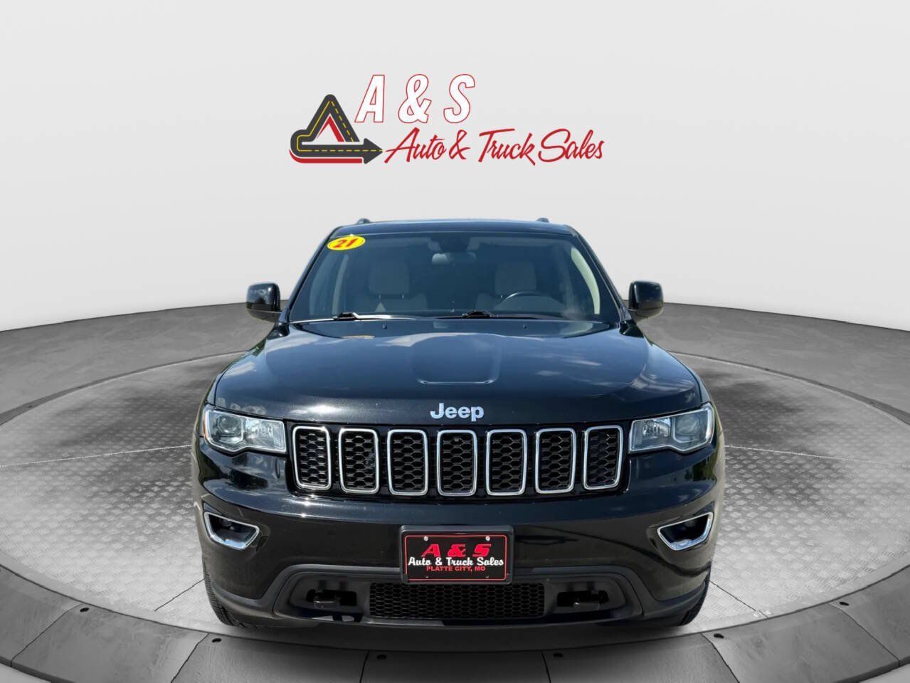 Used 2021 Jeep Grand Cherokee Laredo AWD/4WD image 2