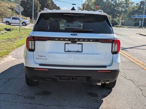 Used 2025 Ford Explorer Active image 5