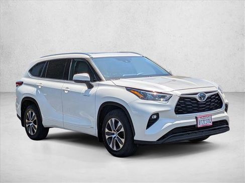Used 2020 Toyota Highlander XLE AWD/4WD image 3