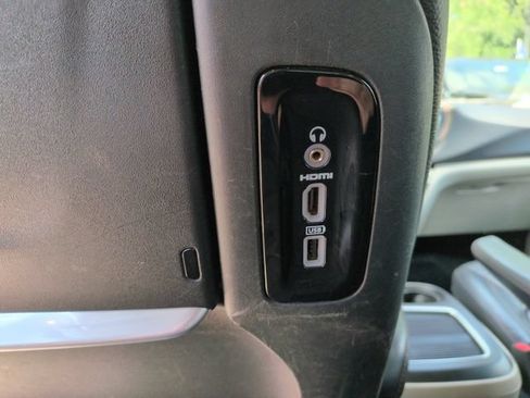 Used 2018 Chrysler Pacifica Touring-L Plus w/ Tire & Wheel Group FWD image 27