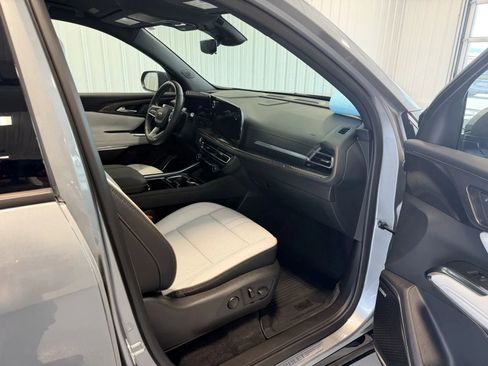 Used 2025 Chevrolet Traverse High Country w/ LPO, Cargo Package AWD/4WD image 27
