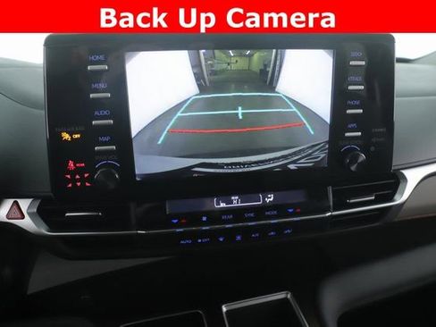 Used 2024 Toyota Sienna LE image 4