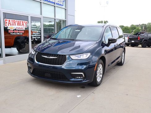Used 2024 Chrysler Pacifica Touring-L FWD image 6