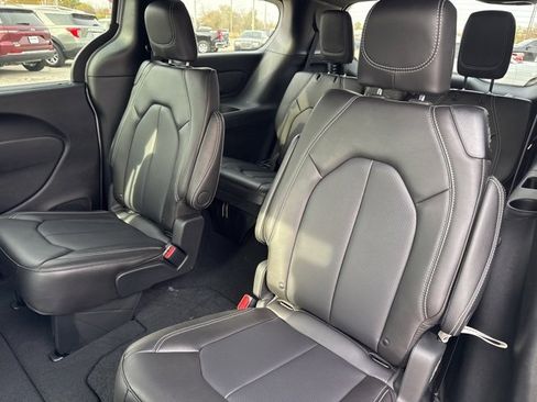 New 2026 Chrysler Pacifica Select image 12