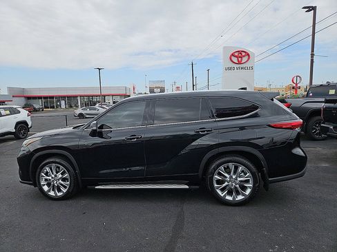 Used 2023 Toyota Highlander Limited FWD image 2