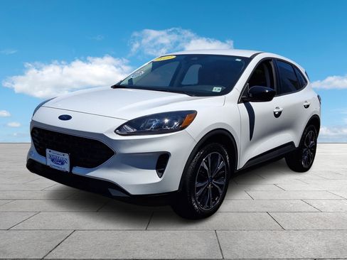 Certified 2022 Ford Escape SE w/ SE Sport Appearance Package FWD image 3