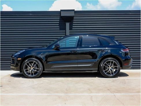 Certified 2025 Porsche Macan image 2