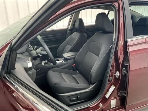 Used 2025 Nissan Altima 2.5 SV FWD image 8