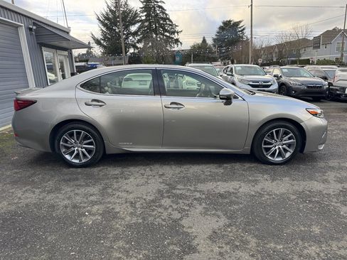 Used 2017 Lexus ES 300h w/ Luxury Package image 7
