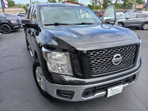 Used 2019 Nissan Titan SV image 2