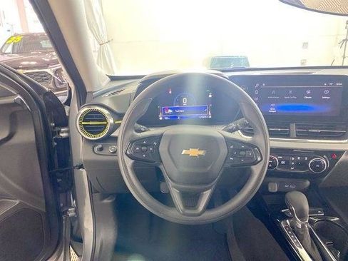 Used 2025 Chevrolet Trax LT FWD image 37